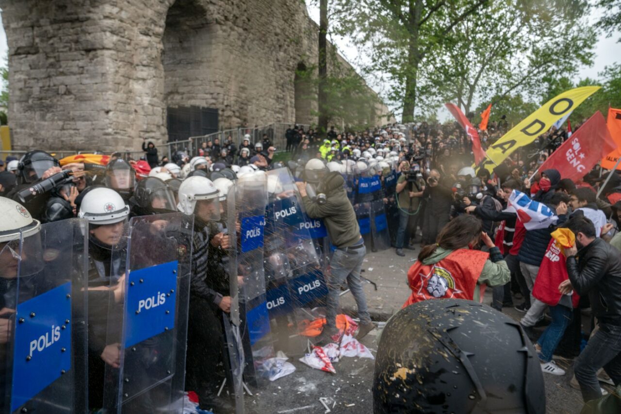 Violențe în ISTANBUL /Zeci de protestatari ai opoziției, reținuți după confruntări cu forțele de ordine de 1 Mai