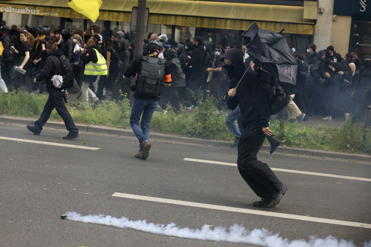 VIOLENȚE în Franța, la manifestațiile de 1 Mai /Agenți ai forțelor de ordine au fost răniți, zeci de manifestanți au fost reținuți