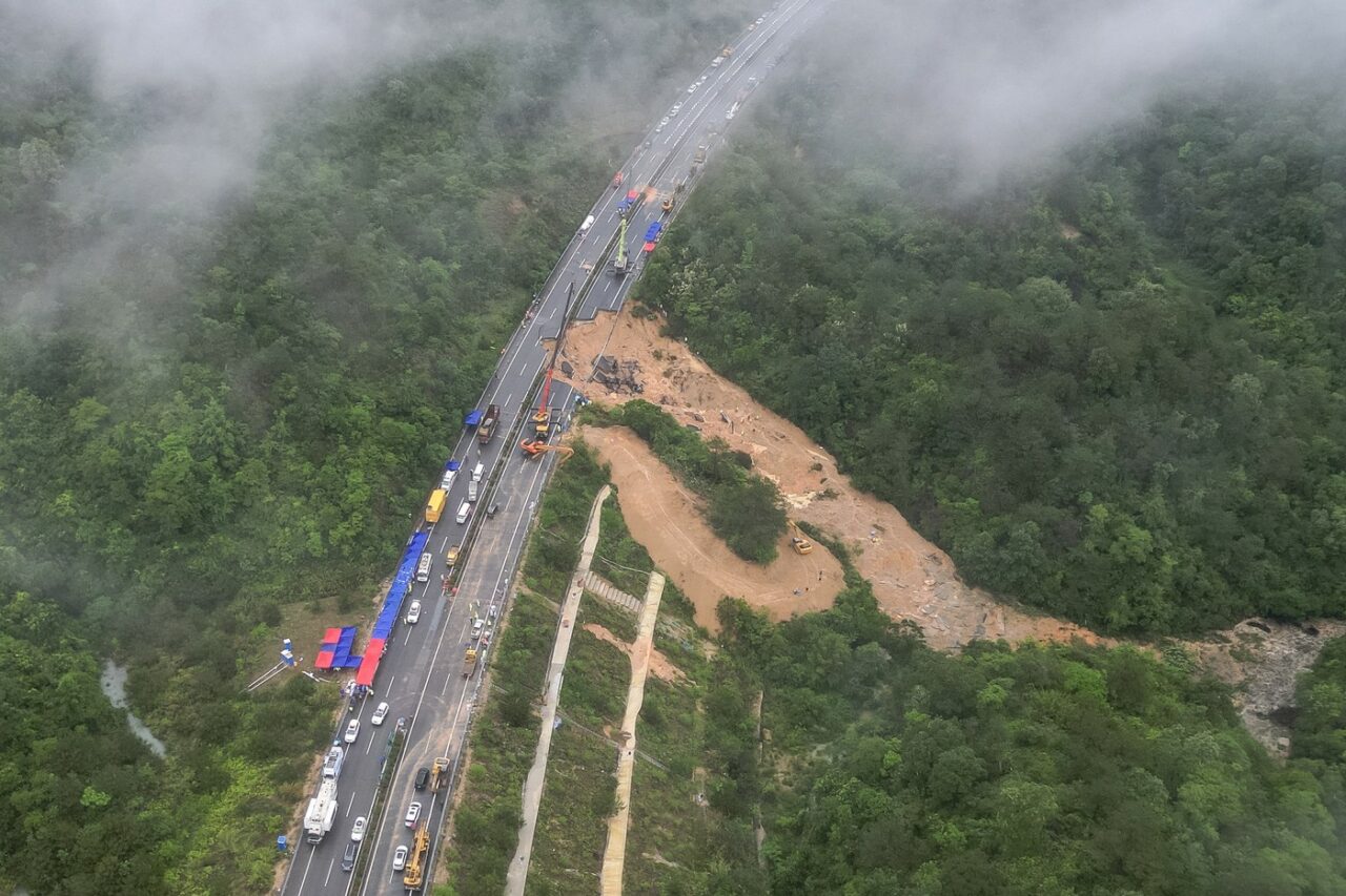O autostradă s-a PRĂBUȘIT în China. Cel puțin 36 de oameni au murit