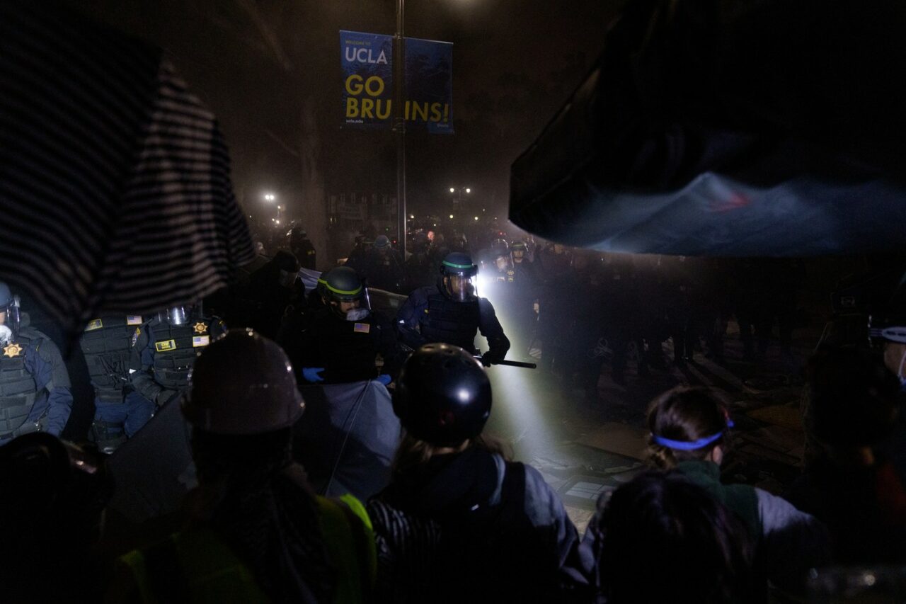 Poliția a DEMOLAT tabăra protestatarilor din campusul universitar UCLA /Sute de manifestanți pro-palestinieni au fost reținuți