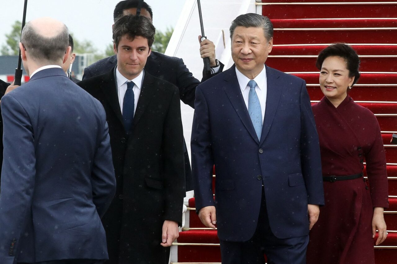 VIZITĂ ISTORICĂ: Xi Jinping a sosit la Paris pentru a discuta cu Emmanuel Macron. Viitorul păcii mondiale este în joc