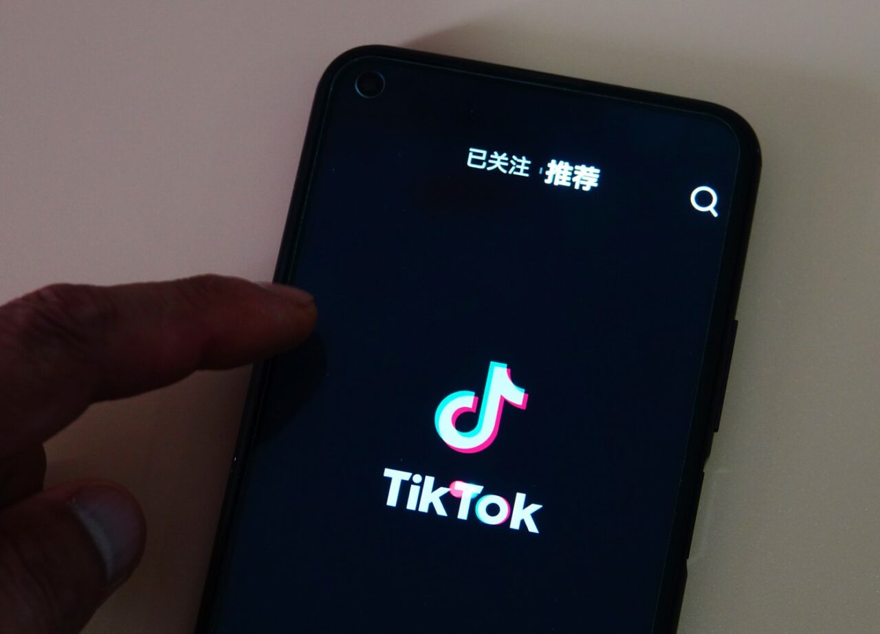 FARSE cu apeluri la 112 pe TikTok, noul trend în rândul tinerilor. Unii chiar primesc bani de la alți utilizatori pentru a face acest lucru