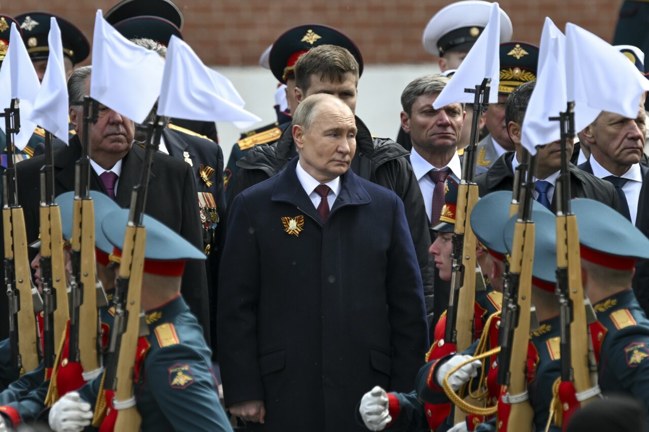 Vladimir PUTIN afirmă că încearcă evitarea unui război mondial, dar amenință Occidentul cu arme nucleare