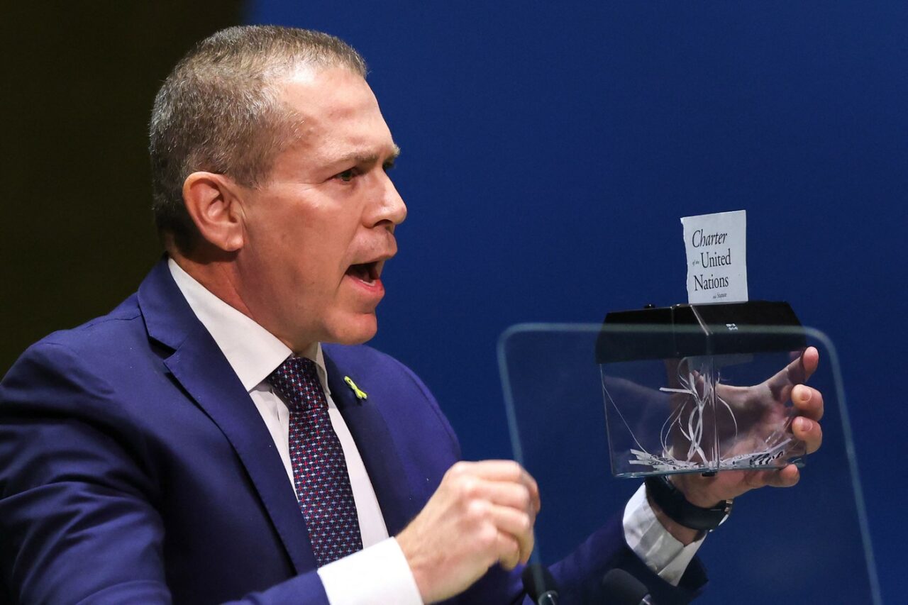 Ambasadorul Israelului la ONU distruge o copie a Cartei Națiunilor Unite după adoptarea unei rezoluții în favoarea creării statului palestinian