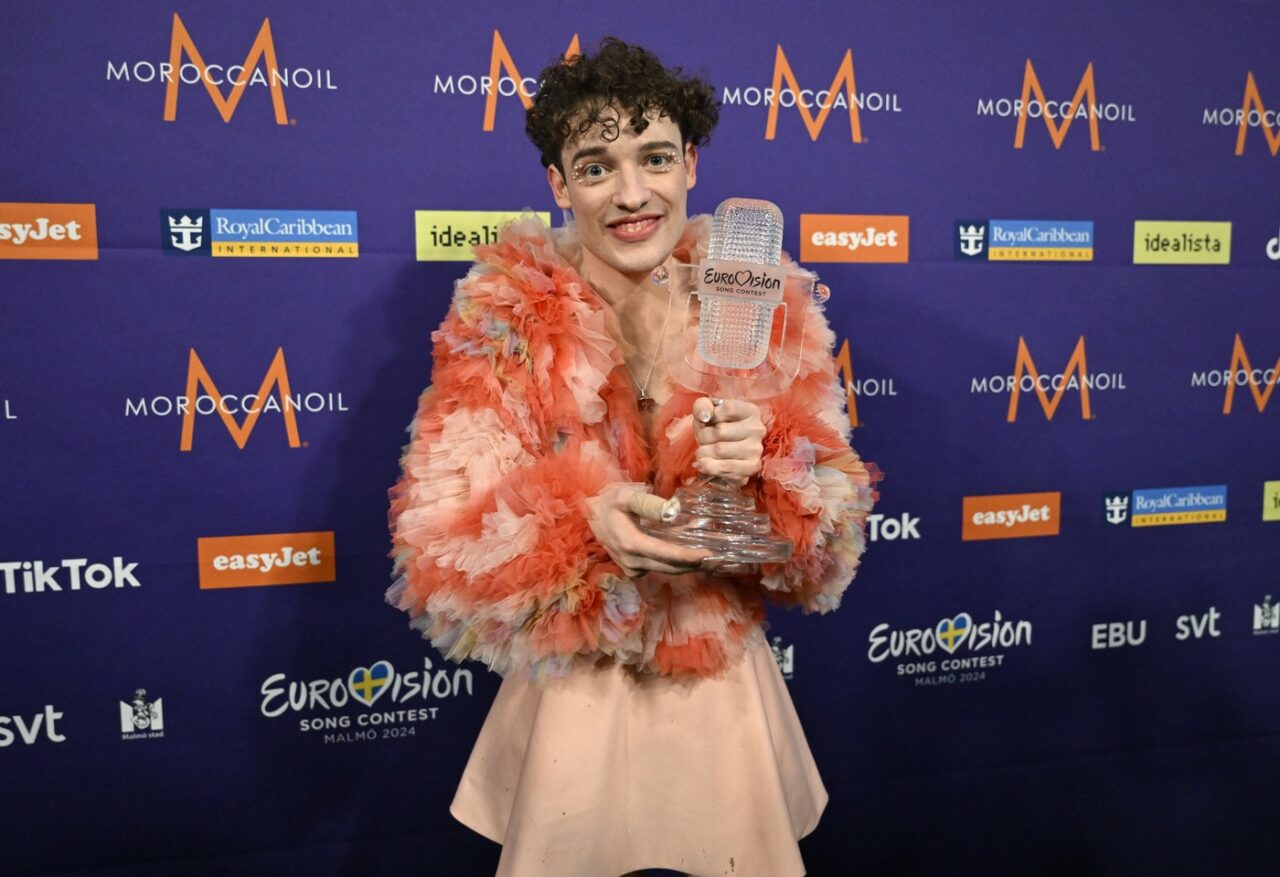 Nemo, câștigătorul de la EUROVISION 2024, face declarații controversate la sosirea în țară. A spart trofeul și acuză organizatorii concursului