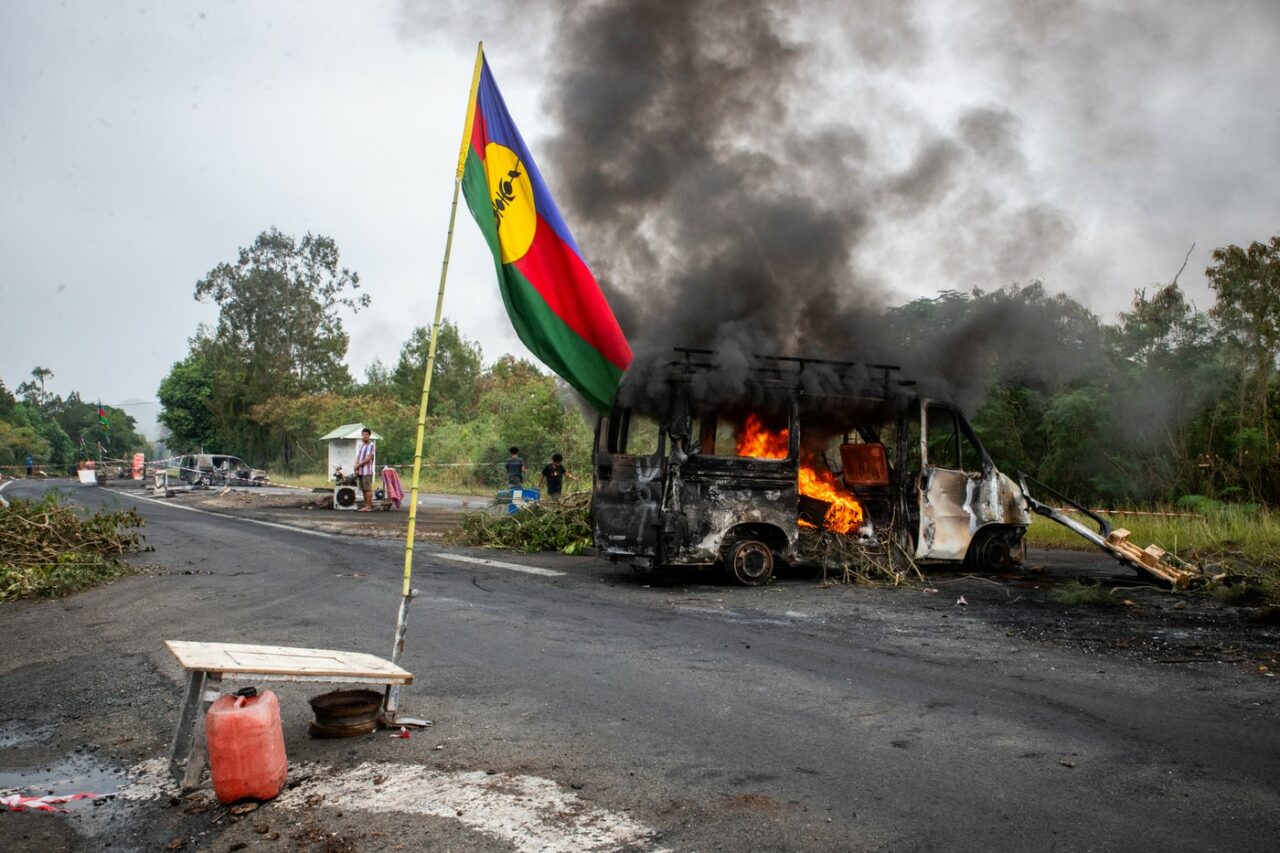 MAE: Patru cetățeni români se află în Noua Caledonie cuprinsă de tulburări civile 