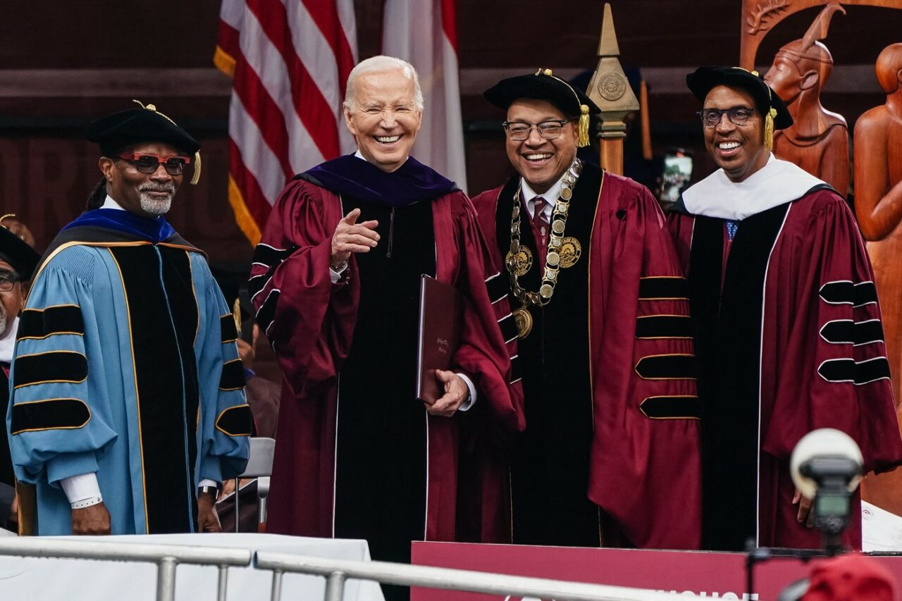 Președintele Biden a vorbit despre criza din Orientul Mijlociu la un discurs pentru Morehouse College. Câțiva studenți absolvenți au PROTESTAT