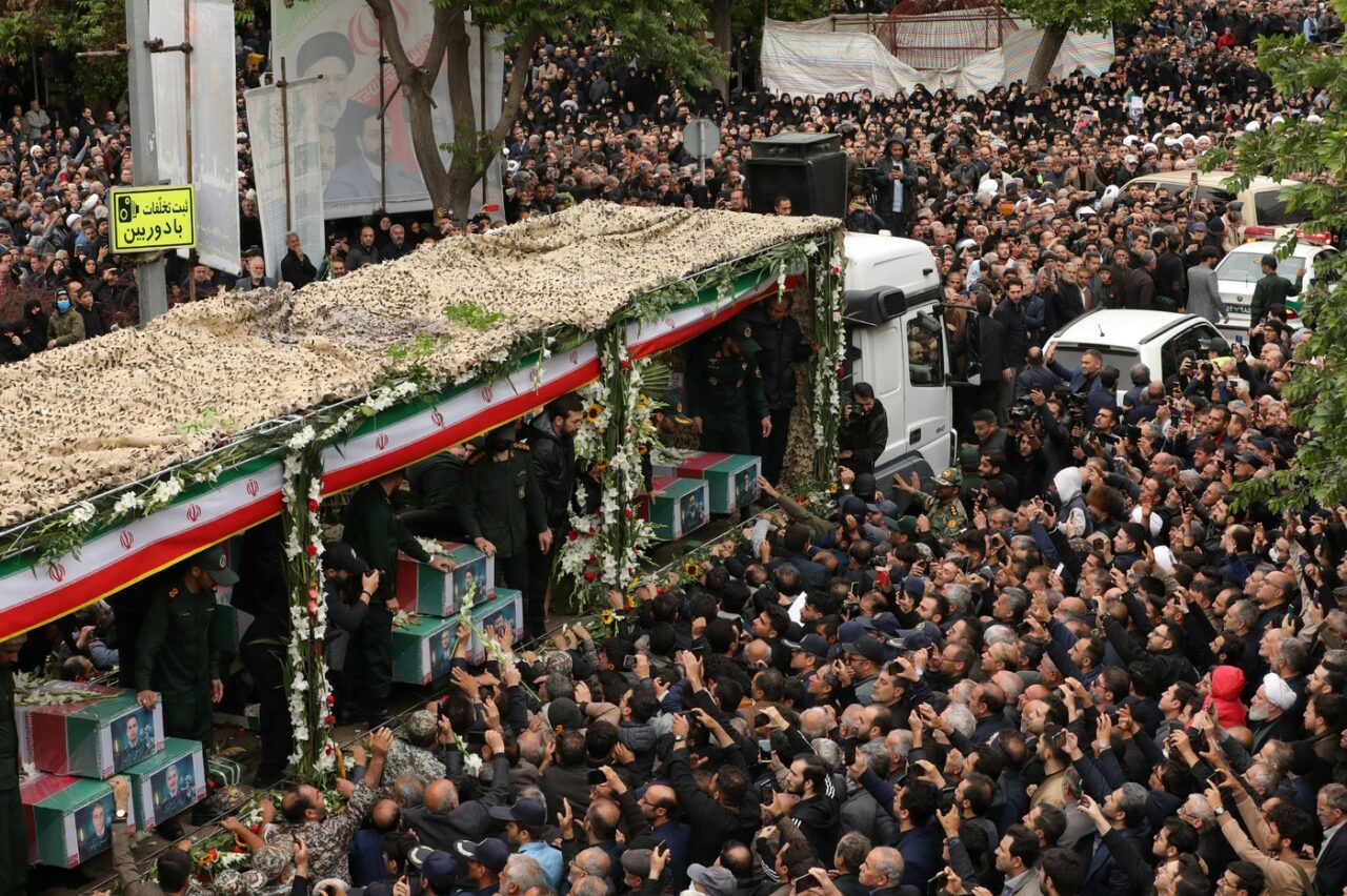Mii de oameni participă la funeraliile președintelui Iranului /RUSIA atribuie Statelor Unite responsabilitatea pentru accident