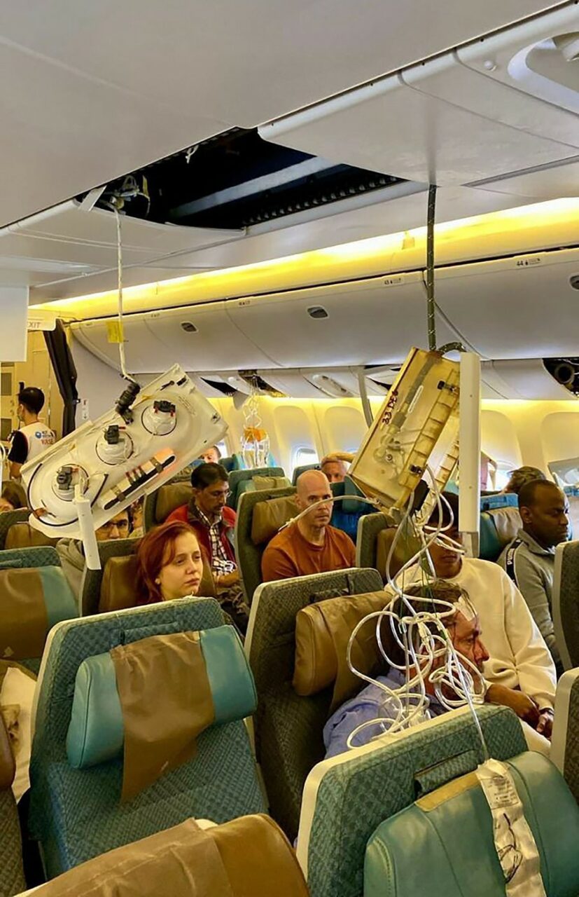 Imaginile disperării de la bordul unui avion Boeing distrus de turbulențe intense: „S-au lovit cu capul de cabinele de bagaje”