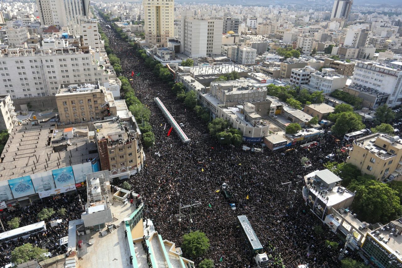 Mii de persoane au participat la FUNERALIILE președintelui Iranului, înhumat într-un mausoleu din Mashhad