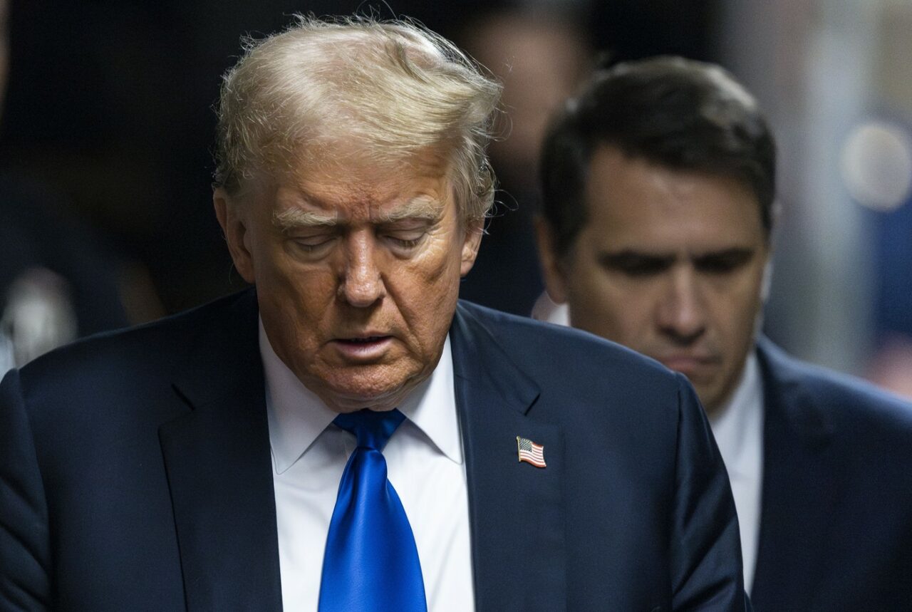 Trump avertizează că simpatizanții săi ar putea trece la PROTESTE VIOLENTE dacă el ajunge la închisoare /Avocat: Candidatura va fi menținută