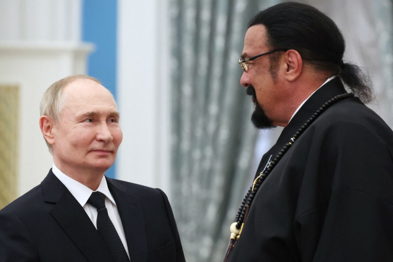 Steven Seagal, DECORAT de Vladimir Putin. Fostul actor din filmele de acțiune ale anilor ’90 susține războiul Rusiei împotriva Ucrainei