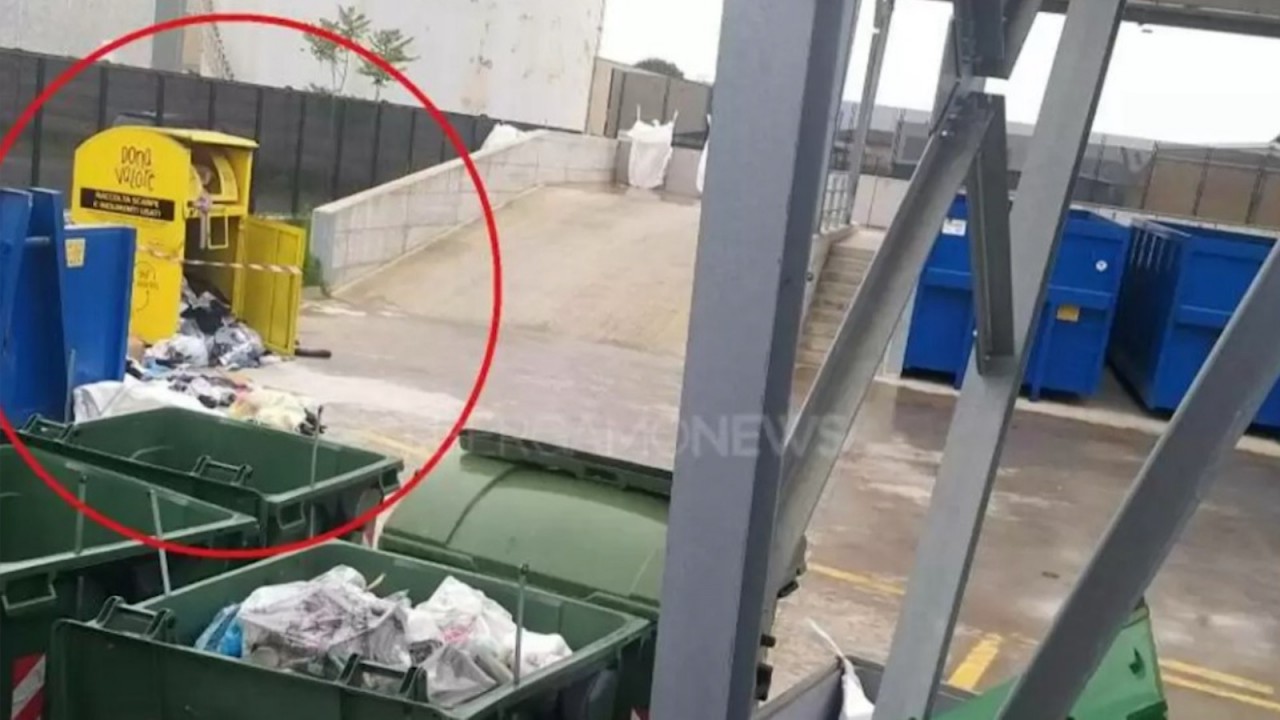 Un tânăr român a MURIT în chinuri groaznice în Italia, după ce a rămas blocat într-un container pentru haine uzate