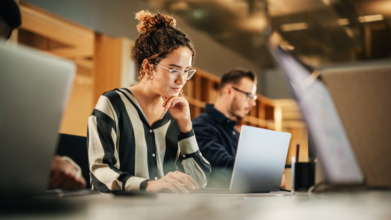 STUDIU Eurostat: Românii muncesc cel mai mult, dar sunt plătiți cel mai puțin