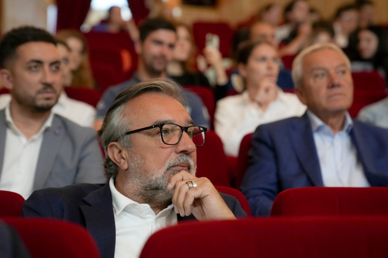Lucian ROMAȘCANU la Buzău, de Ziua DIVERSITĂȚII Culturale: Deschideți-vă SUFLETELE către CULTURĂ!