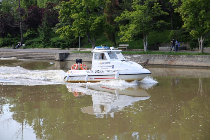 Tânără pe jumătate DEZBRĂCATĂ, surprinsă la plajă pe șalupa Poliției Locale Timișoara / Ce a făcut chiar a doua zi după incident