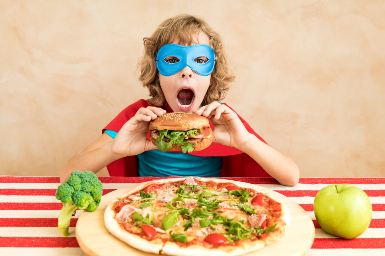 Proiect de lege: Vânzarea de produse FAST FOOD va fi interzisă în apropierea școlilor, grădinițelor și creșelor
