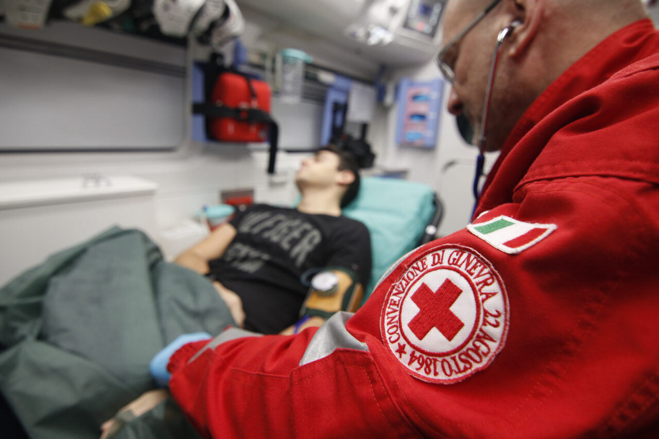 Un tânăr a făcut STOP CARDIAC într-un avion. A fost salvat de un medic care se afla la bord