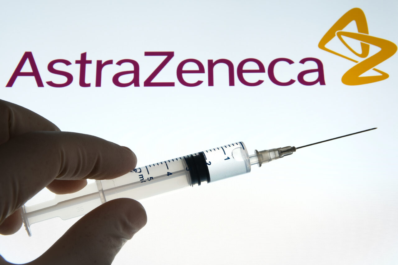 AstraZeneca recunoaște că vaccinul său împotriva COVID poate provoca tromboze