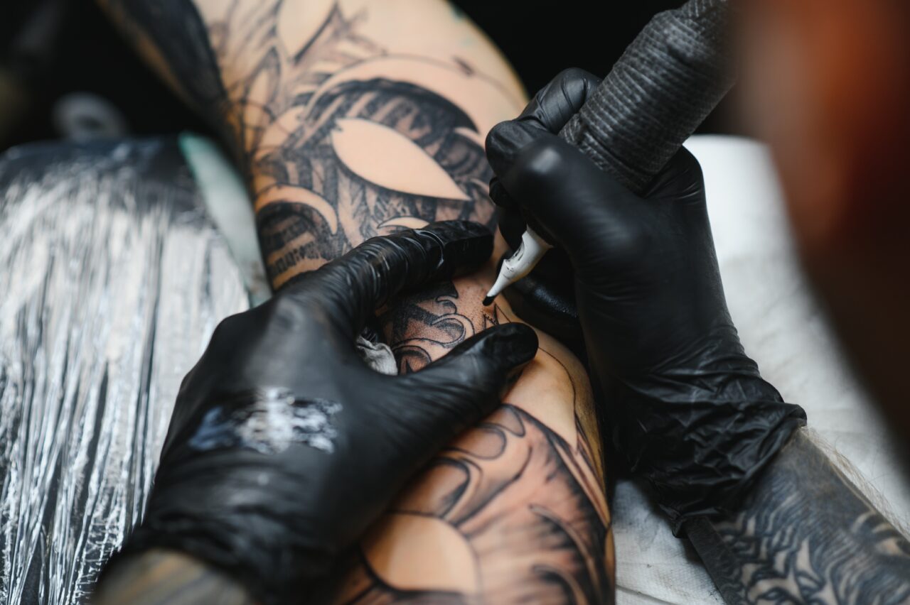 Polițiștii români vor putea de acum să aibă TATUAJE la vedere, asta propune un nou proiect de lege
