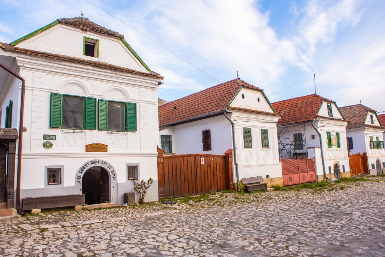 Satul din județul ALBA care a devenit un exemplu de modernizare. Toate casele au acces la apă potabilă, curent electric și gaz