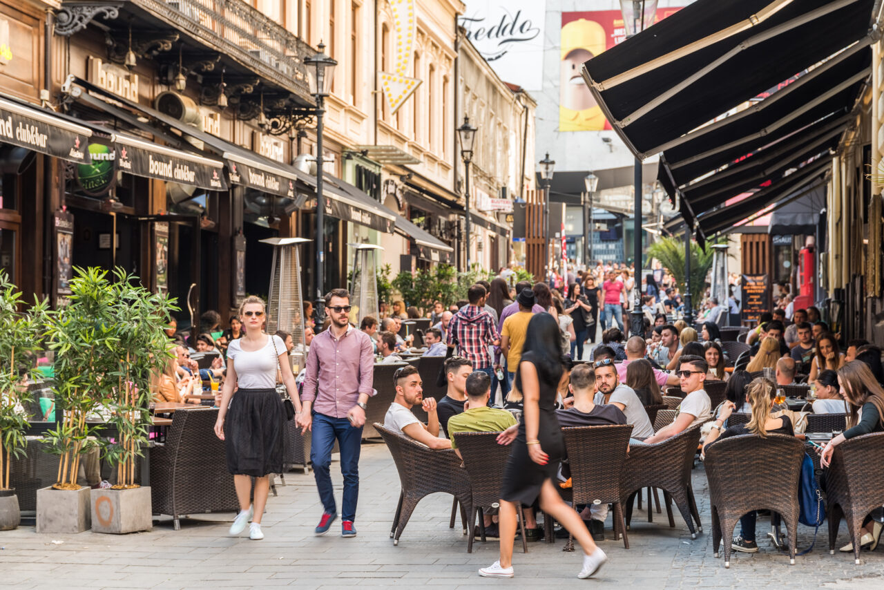 Masa în oraș a ajuns un adevărat LUX pentru români. Cât a ajuns să coste un prânz la restaurant în București
