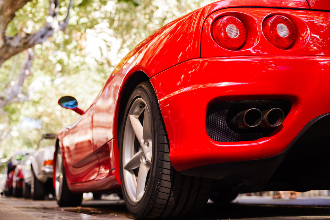 Mașinile FERRARI sunt rapide, dar nu și indestructibile. Mașina de lux a unui interlop, distrusă într-un accident