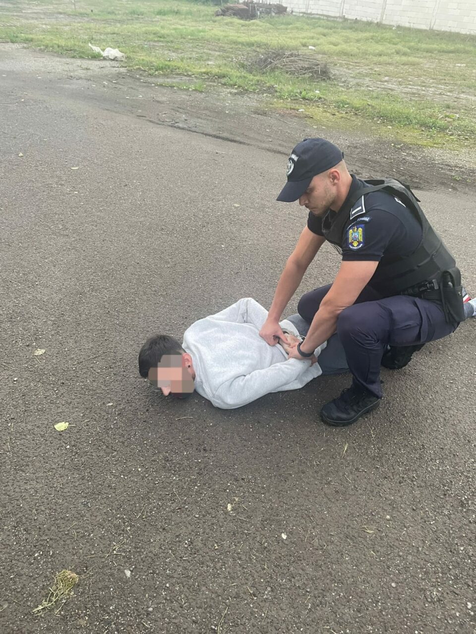 Focuri de ARMĂ trase de poliţiştii din Bragadiru după un bărbat care a refuzat să se predea / Individul a încercat să sară un gard pentru a scăpa