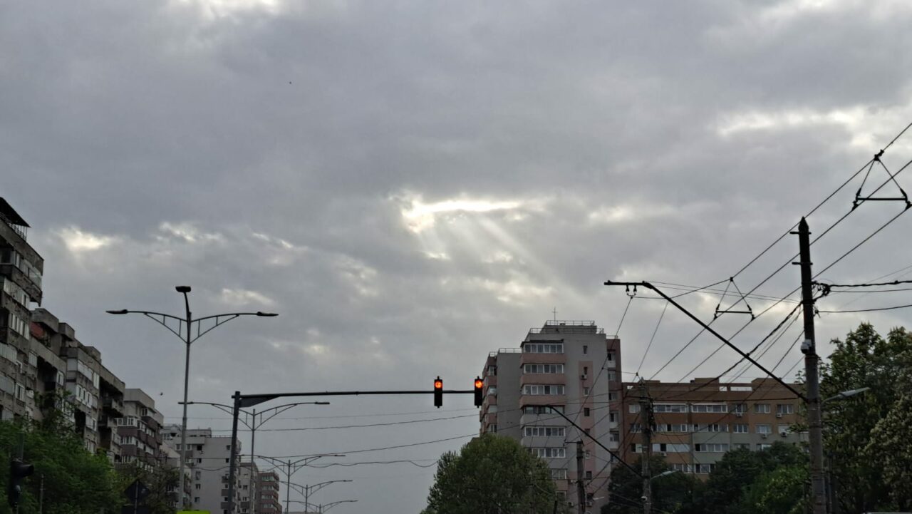 Cum va fi VREMEA în primul weekend din luna mai. Veștile nu sunt tocmai bune, iar primele semne de instabilitate încep chiar de la noapte