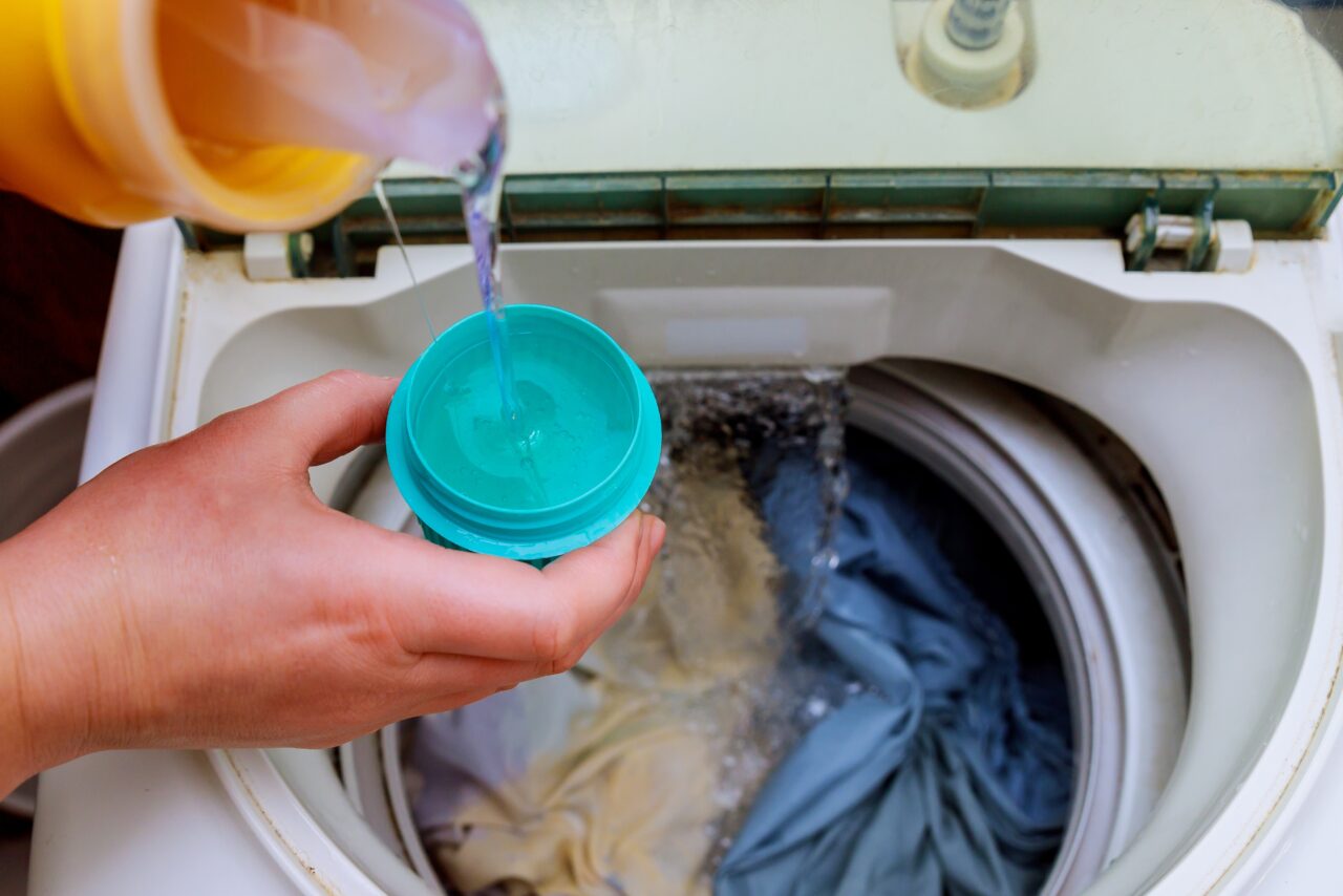 Cât DETERGENT trebuie pus în mașina de spălat. Greșeala care îți distruge hainele
