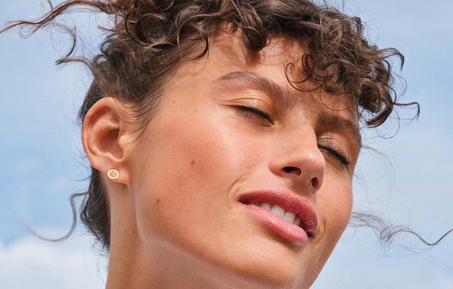 (P) Ce nu ar trebui să lipsească din geanta ta de make-up în această vară