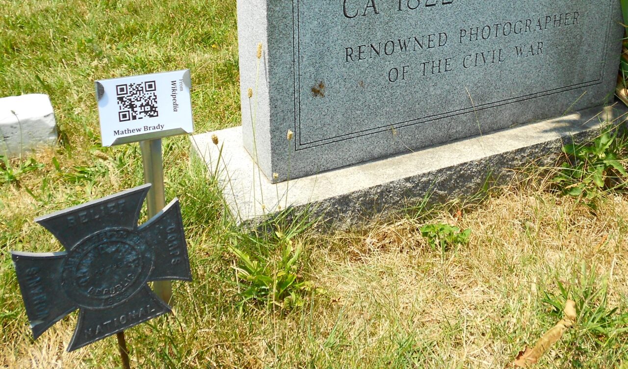 Cod QR pe piatra funerară, ultima „fiță” la înmormântări/Ideea de afacere, dezvoltată de doi studenți din România