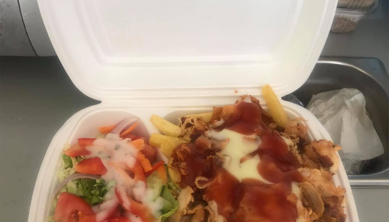 Shaorma chiar cu…de toate! Ireal ce a primit un clujean, după ce a comandat o shaorma la farfurie dintr-un fast-food