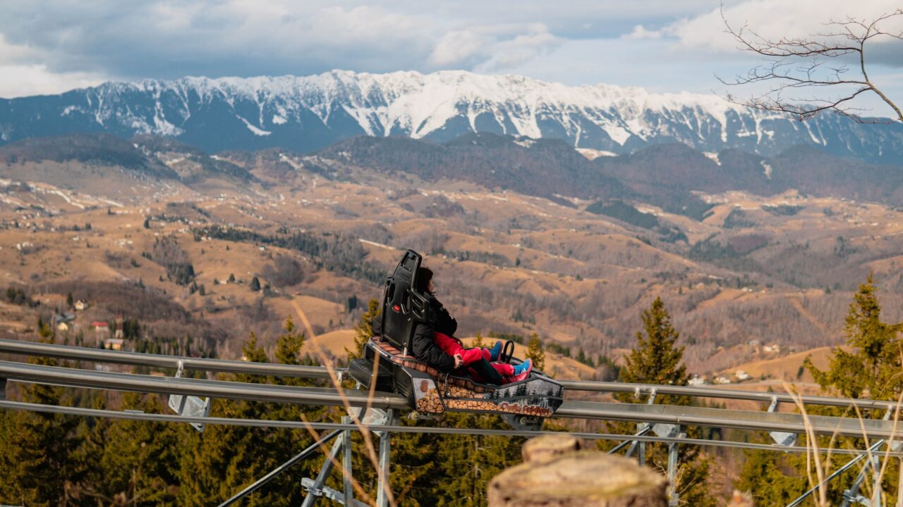 Adrenalină la înălțime în Cheile Grădiștei. Cât costă să te dai cu noul ALPIN COASTER de lângă Bran
