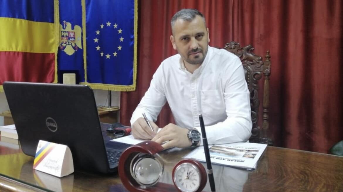 El este Nicolae Dinică, primarul-preot care a CÂȘTIGAT un nou mandat cu 83% / „Am fost învățat să nu schimb și să RECUPERĂM ceea ce avem”