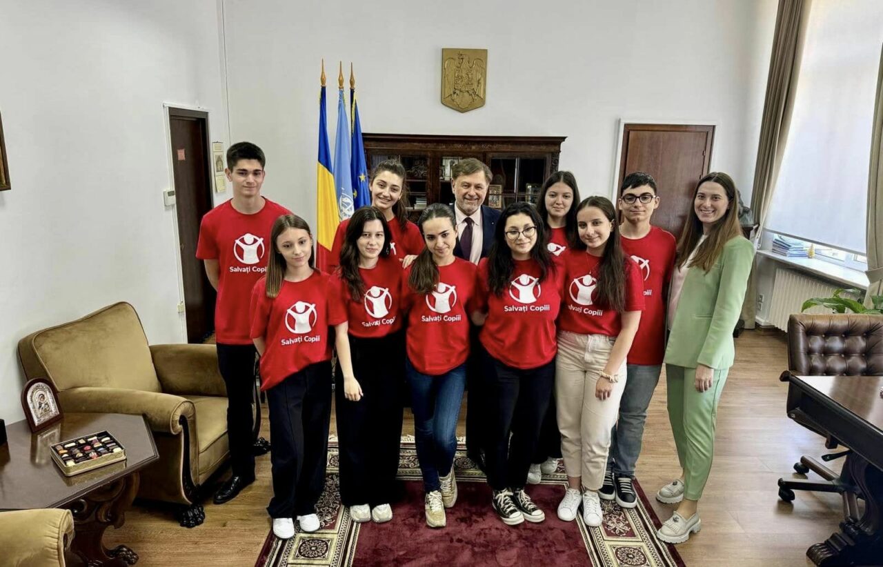 Ministrul Sănătății, Alexandru Rafila, vizitat la birou de adolescenți din organizația Salvați Copiii: „Visurile voastre trebuie să devină realitate”