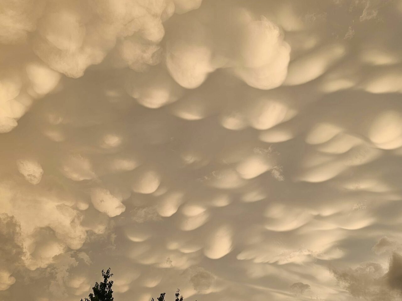 Fenomen meteo rar pe cerul României. Cum arată și ce sunt norii mammatus. Cât de PERICULOȘI pot fi