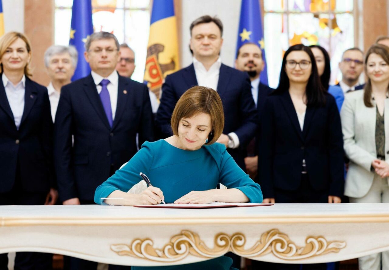 Maia Sandu a semnat decretul privind inițierea negocierilor de ADERARE a Republicii Moldova la UE. „Este singura cale prin care vom asigura pacea”