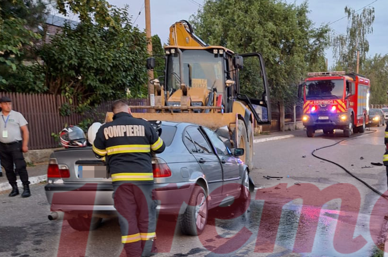 ACCIDENT cumplit după o „liniuță” între două BMW-uri. Unul dintre șoferi a ajuns la spital cu ambele picioare rupte. A intrat într-un buldoexcavator