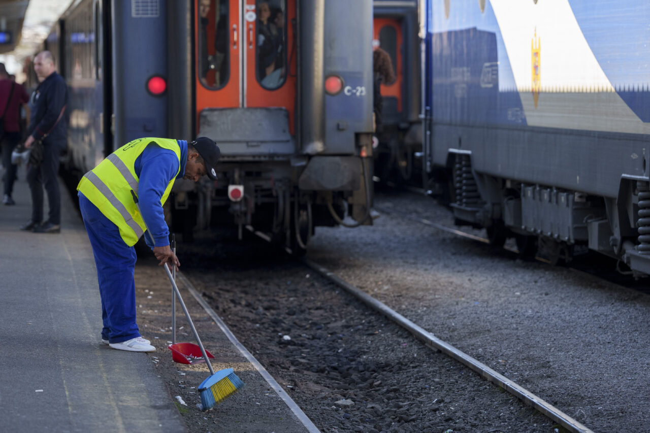 Un tren care a plecat sâmbătă de la Timișoara va ajunge la Iași cu o întârziere de CINCI ore