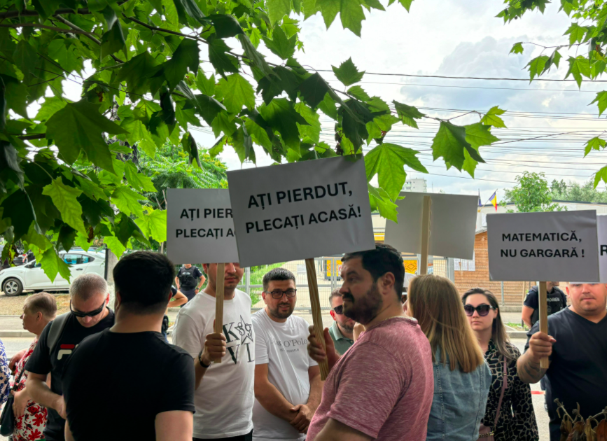 PROTEST USR în sprijinul lui Radu Mihaiu la Biroul Electoral Sector 2. „Cerem tuturor forțelor politice să respecte voturile oamenilor”