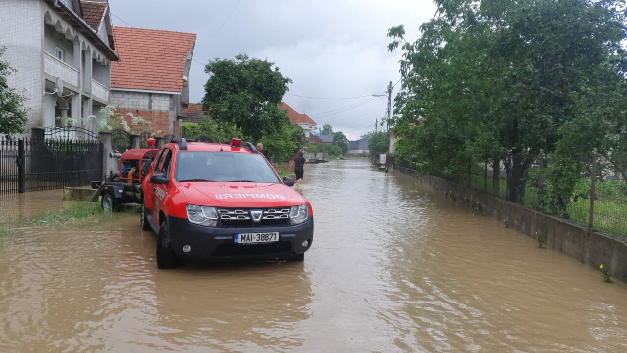 România, împărțită între FURTUNI, viituri și caniculă. Nordul țării este sub spectrul inundațiilor, în timp ce sudul se topește sub soarele puternic