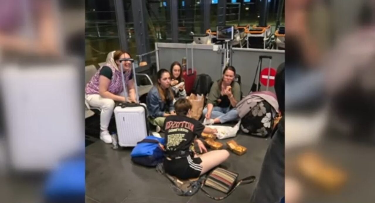 Zeci de români, BLOCAȚI pe aeroporturile din Uniunea Europeană. Întârzieri uriașe la zeci de zboruri