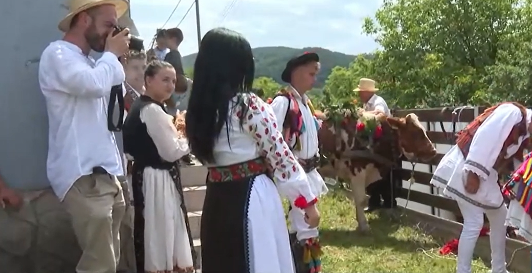 De Rusalii, oamenii din județul Bistrița-Năsăud respectă cu sfințenie „înstruțatul boului”. Ce reprezintă această sărbătoare veche de sute de ani