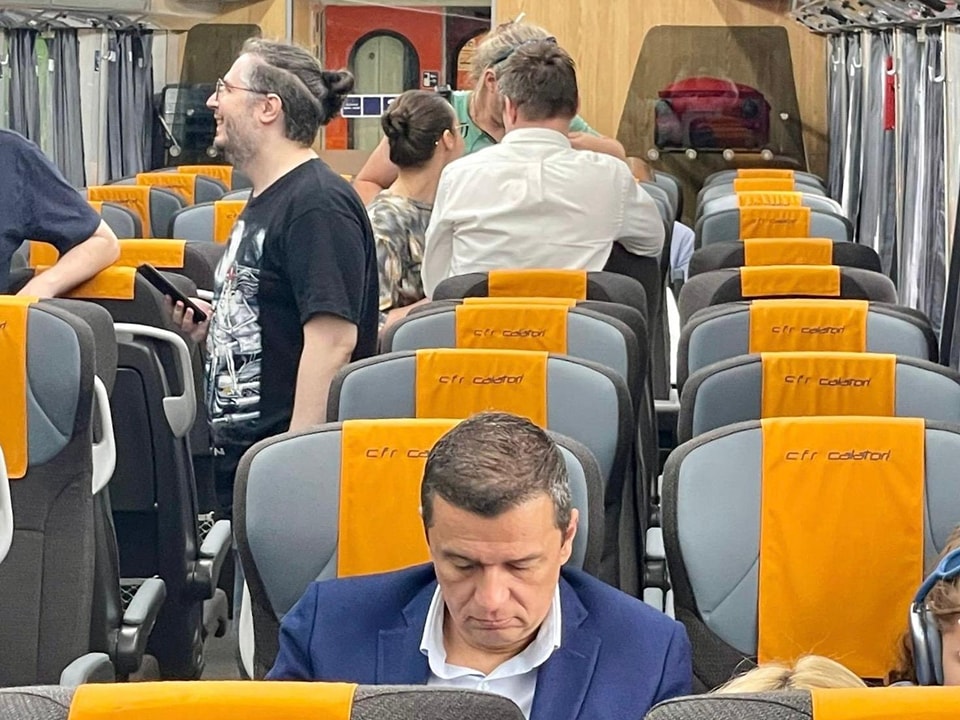 Grindeanu a mers cu TRENUL până la Constanţa, în prima zi de funcționare a Trenurilor Soarelui: „Se poate mai repede, în condiții decente”