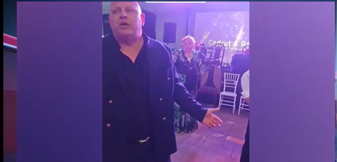 Florin Salam, ACUZAT că nu a cântat la o nuntă, deși fusese plătit 20.000 de euro. Avocata manelistului spune că artistul s-a internat în spital