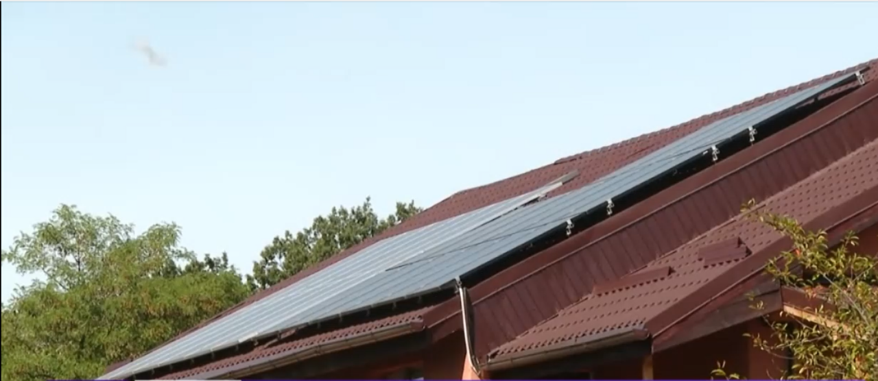 Prosumatorii, OBLIGAȚI să instaleze baterii pentru a stoca energie electrică în exces
