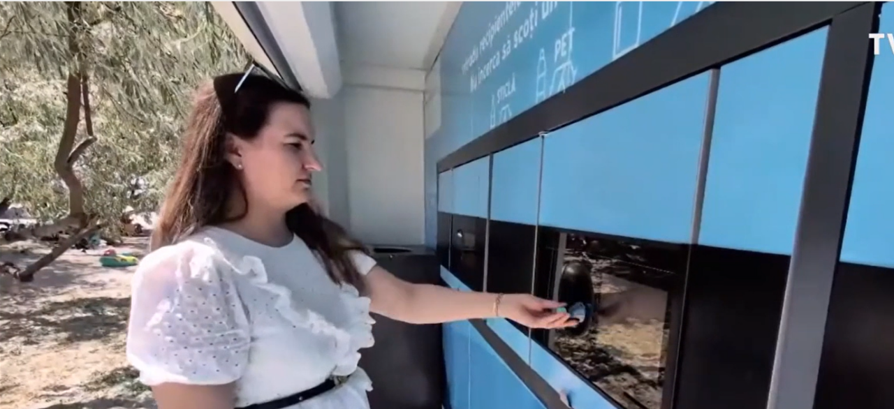 Aparat pentru RECICLAT ambalaje din plastic, sticlă și aluminiu, amplasat pe plaja din Năvodari