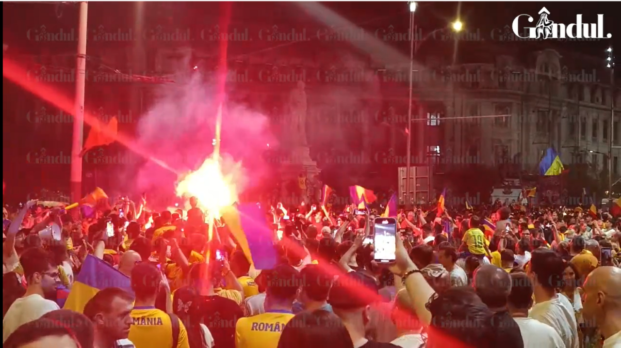 Suporterii NAȚIONALEI continuă petrecerea în Piața Universității. Fanii lansează focuri de artificii și cântă în plină stradă