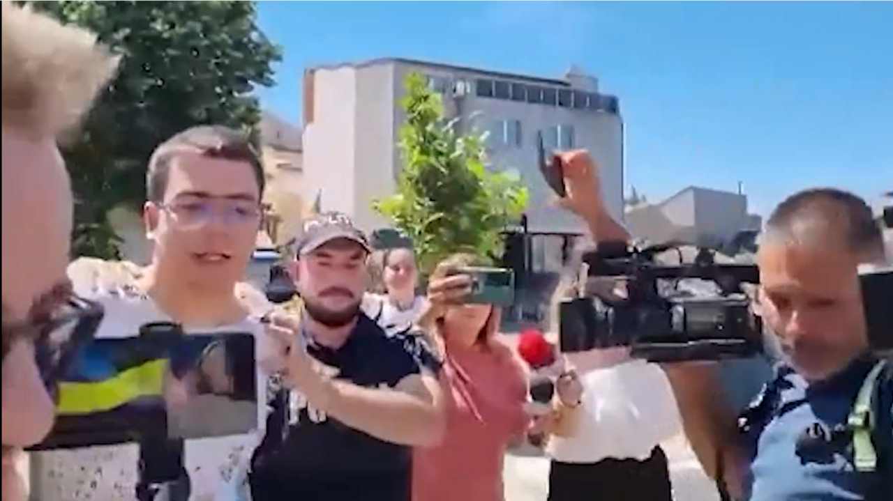 Studentul, care a dat foc unui profesor, începe să ÎNJURE reporterii, în timp ce este escortat de poliție